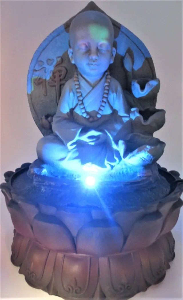 Dragon Euro Trade SHAO-LIN ZITTENDE MONNIK FONTEIN grijs ,groen.bruin, blauw licht