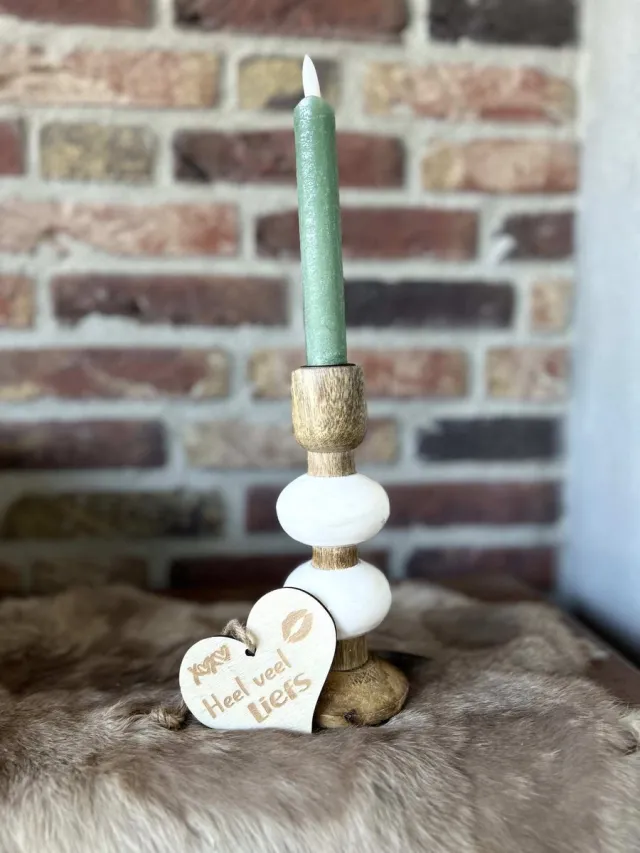 Creaties van hier Kandelaar mangohout 2 bollen - 19x7cm - wit - met houten hartje