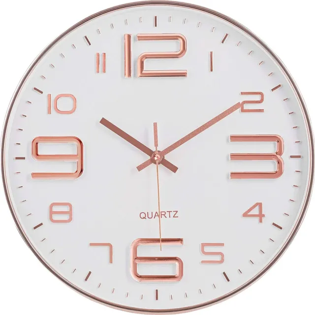 IvoQ Stijlvolle Wandklok - Elegante Witte Quartz Klok met Koperkleurige Accenten - Ideaal voor Elk Modern Interieur