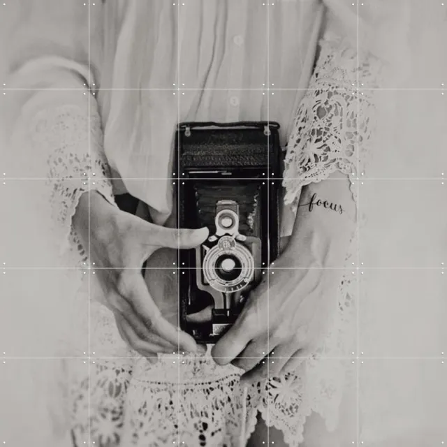 IXXI Photography Focus, STUDIO HANNAH LEMHOLT - 100 x 100 cm - Grote wanddecoratie en posters - Vintage, Fotografie, Woonkamer, Slaapkamer, Handen Zwart en wit / Wit