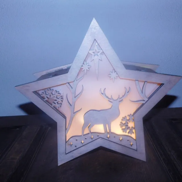 Hetty'S Hetty’S – Houten Grey Wash - Kerstster met Lampjes – 30 x 30 x 11 cm – Hert, Sterren & Sneeuwvlokken GreyWash