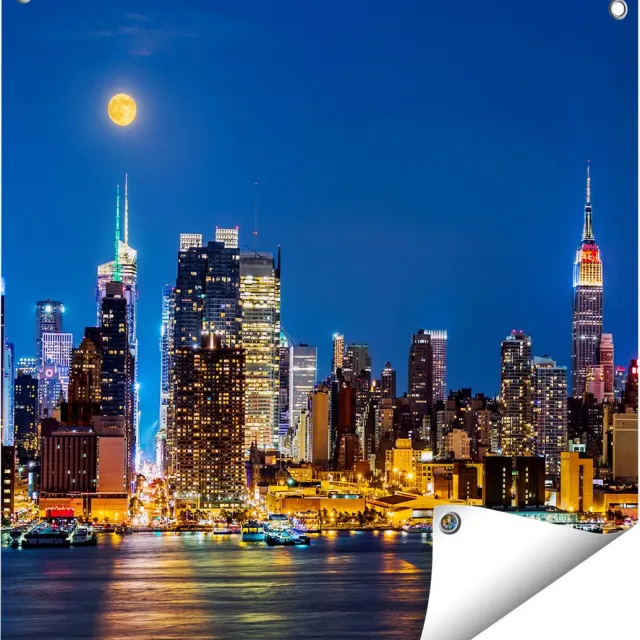 Gards Tuinposter Verlichte Skyline van New York met Volle Maan - 60x60 cm - Tuindoek - Tuindecoratie - Wanddecoratie buiten - Tuinschilderij Multikleur