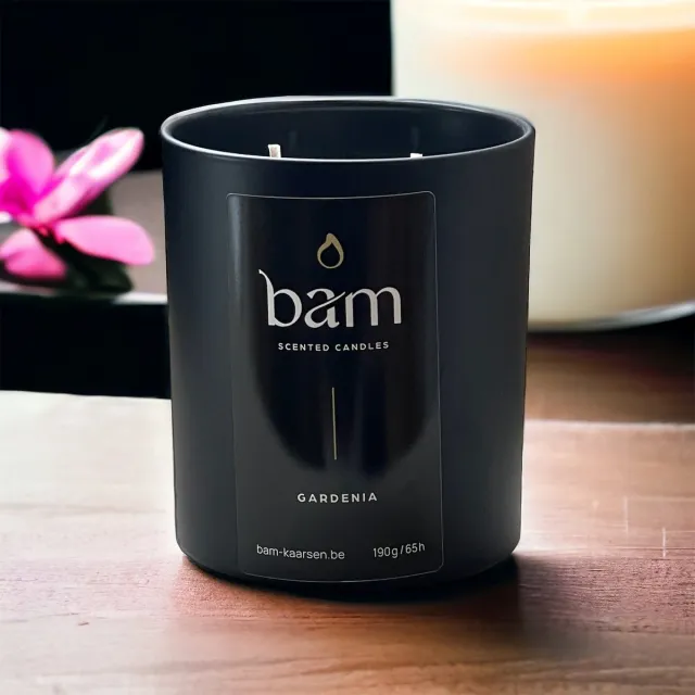 Bam Gardenia Geurkaars – Black Collection Medium – 2 Katoenen Wieken – 60 Branduren – 190 g – Zonnebloemwas – Vegan zwart