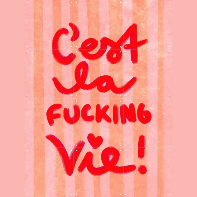 IXXI La Fucking Vie, Raissa Oltmanns - 60 x 80 cm - Grote wanddecoratie en posters - Illustraties, Grafisch Ontwerp, Typografie, Fantasierijk Roze / Rood