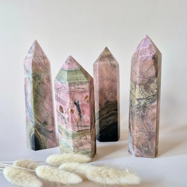 Moonlight Gemstones XL Rhodoniet Toren – Krachtige Heling in Roze & Zwart Meerkleurig
