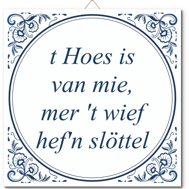De Tegeltjesfabriek Tegeltje met hangertje - t Hoes is van mie, mer 't wief hef'n slöttel wit en blauw
