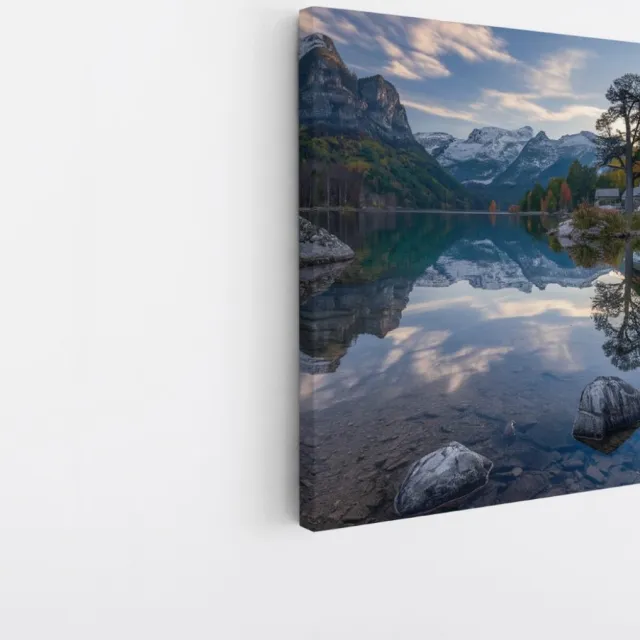 Saammp Canvas Schilderij - Groot meer tussen de bergen - Rotsen - Bloemen - Landschap - Natuur - 60x60 - Foto op canvas - Wanddecoratie - Muurdecoratie Woonkamer - Slaapkamer decoratie - Canvas Print Multicolor