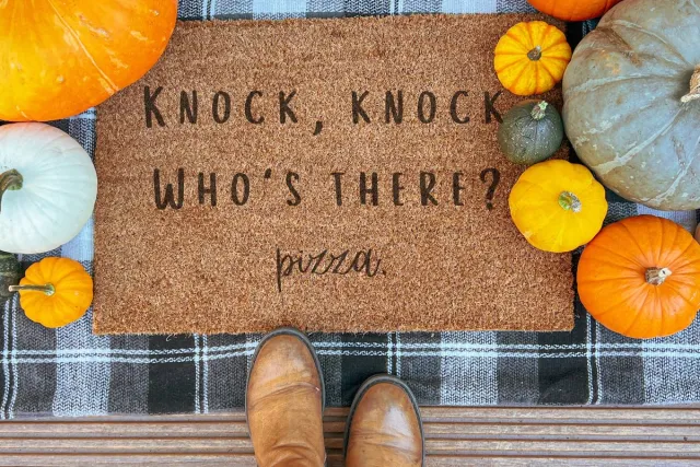 Laser Point Knock Knock Who Is There | 90x60 cm | Nieuwe huis cadeau | Ingangsmat | Deurmat met stijl | Verhuizing cadeau | Praktisch & trendy | Perfect voor binnenkomst | Cadeau voor nieuwe woning bruin | zwart (gravering 90x60)