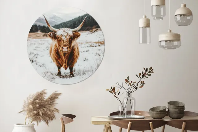 WallCircle Wandcirkel - Muurcirkel - Schotse Hooglander - Landschap - Sneeuw - Bergen - Winter - Aluminium - Dibond - 140x140 cm - Binnen en Buiten Schootse Hooglander