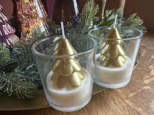 Homesociety kaars- kerst -2x -windlichtje met gouden kerstboom -nieuw-18 branduren goud met wit