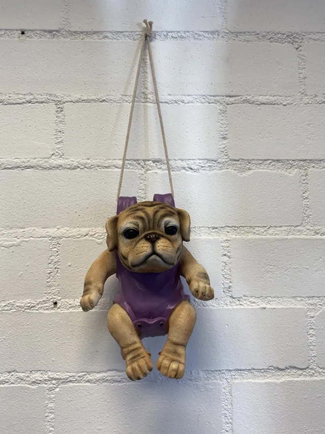 Impuls Polyresin hangend (tuin) dier "hond" - hond + paars - hoogte 40x17x11 cm - ophangtouw - Voor binnen of buiten - Tuinaccessoires - Woonaccessoires