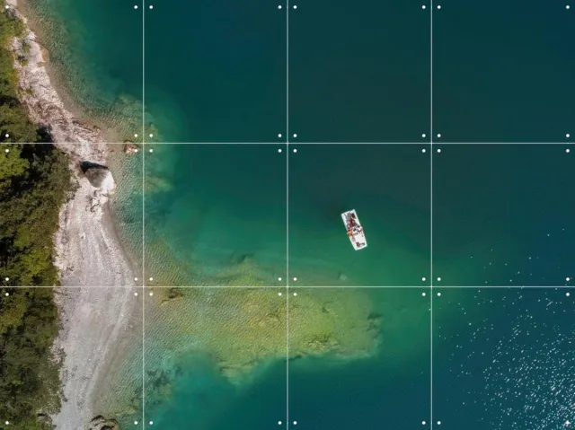 IXXI Aerial View Of Emerald Lake And Boat, Claire Droppert - 80 x 60 cm - Grote wanddecoratie en posters - Realisme, Fotografie, Strandhuis, Trap Blauw / Groen