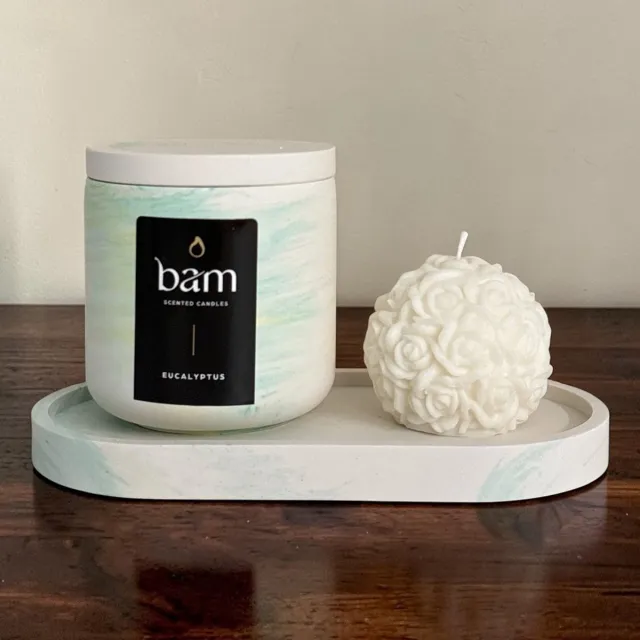 Bam Kaarsen Eucalyptus Geschenkset – Geurkaars 140 g met Houten Lont – Handgemaakte Rozenkaars en Ovale Schaal wit geel groen gemarmerd