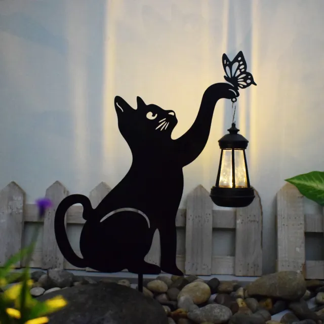 OUTARO Zwarte kat tuindecoratie met zonneverlichting - paalmodel met vlinder - sfeervol silhouet - duurzame buitenverlichting voor tuin