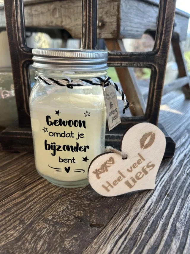 Creaties van hier Black & White scented candles Gewoon bijzonder met houten hartje – 13,5 cm – vanille
