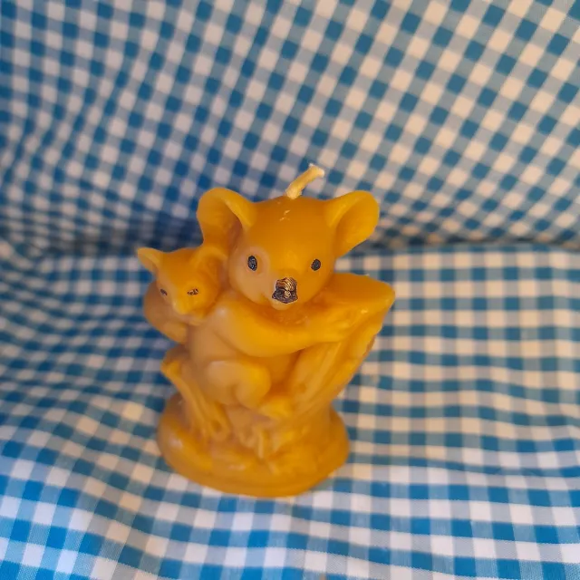 cailleagh's candles and gifts Bijenwas kaars, koala met jong geel