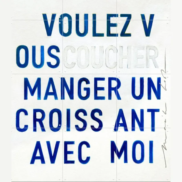 IXXI Manger un Croissant - blue, Maaike Koster & My Deer Art Shop - 60 x 80 cm - Grote wanddecoratie en posters - Grafisch Ontwerp, Typografie Wit / Blauw