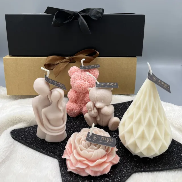 Dearest Candles present - kaarsen - Vegan - koolzaadwas - 100% natuurlijk - figuurkaars - set van 5 - Valentijnsdag - partner - geschenkdoos - hartjes - bloemen - decoratie - liefde - cadeau - Licht roze - Beige - Gebroken wit