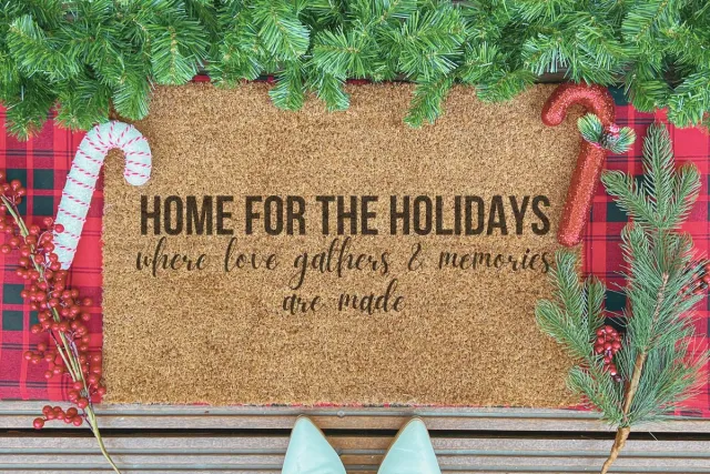 Laser Point Home For The Holidays | 60x40 cm | Nieuwe huis cadeau | Ingangsmat | Deurmat met stijl | Verhuizing cadeau | Praktisch & trendy | Perfect voor binnenkomst | Cadeau voor nieuwe woning Bruin | Zwart (Gravering 60x40)