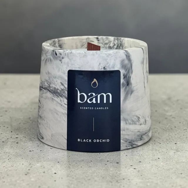 Bam Kaarsen Black Orchid Geurkaars – Cone Collectie – Houten Wiek – Zwart Gemarmerd Handgemaakt Potje – 100 g – 30 Branduren - zwarte orchidee zwart wit gemarmerd