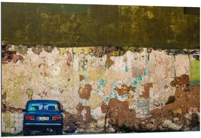 KuijsFotoprint Dibond - Geparkeerde Auto bij Verwoeste Muur - 120x80cm Foto op Aluminium (Met Ophangsysteem) Blauw