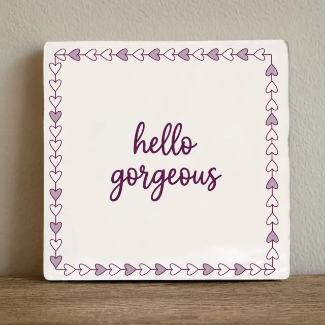 Nevolis Decoratieve Keramische Tegel “Hello Gorgeous” met Hartjes Rand – Motiverende Quote Wanddecoratie – 15 × 15 cm Multi Color