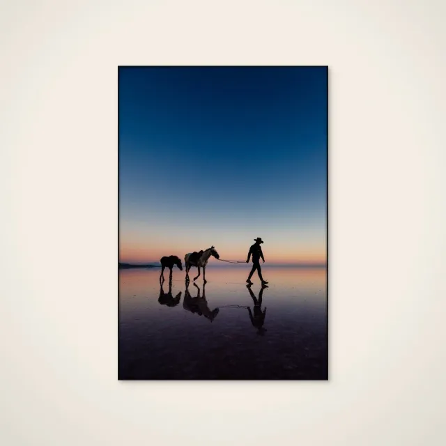 HelloWalls Akoestisch schilderij - 80 x 120 cm - Cowboy Horses Twilight Reflection van M. Emre Erol - Abstracte wanddecoratie - zwart textielframe Meerkleurig