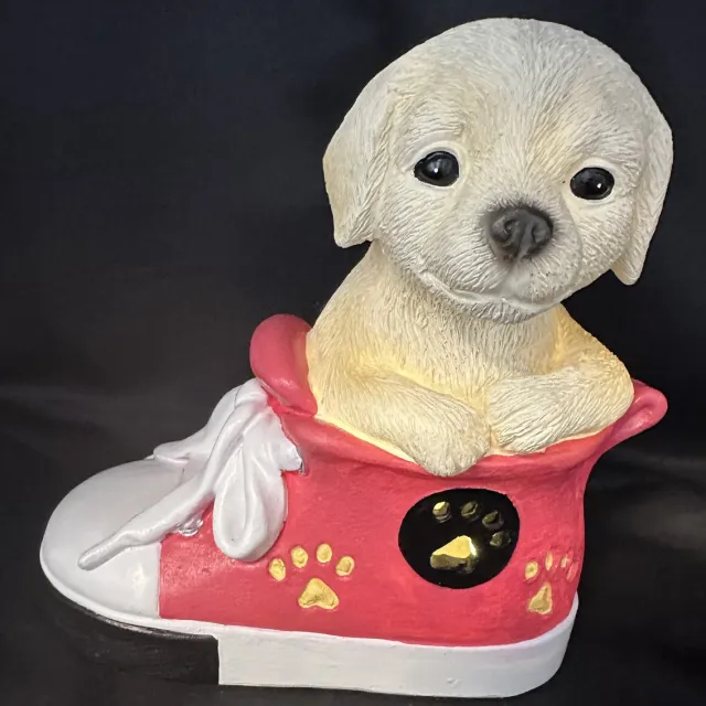 Impuls Polyresin (tuin)dier in schoen met LED - Hond - Beige + roze schoen - 1 LED - Hoogte 15 x 15 x 14 cm - Woonaccessoires - Tuinaccessoires - Tuindecoratie Meerkleurig - roze schoen