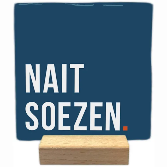 Artige Decoratie tegeltje met tekst - Nait Soezen - keramisch - 10x10 cm - inclusief houder Blauw