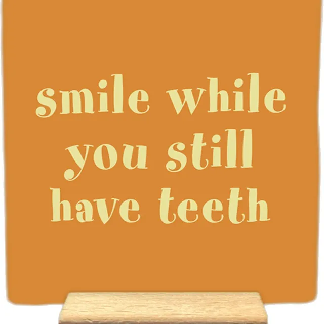 Artige Decoratie tegel met tekst- Smile while you still have teeth - keramisch - 10x10 cm - inclusief houder Oranje