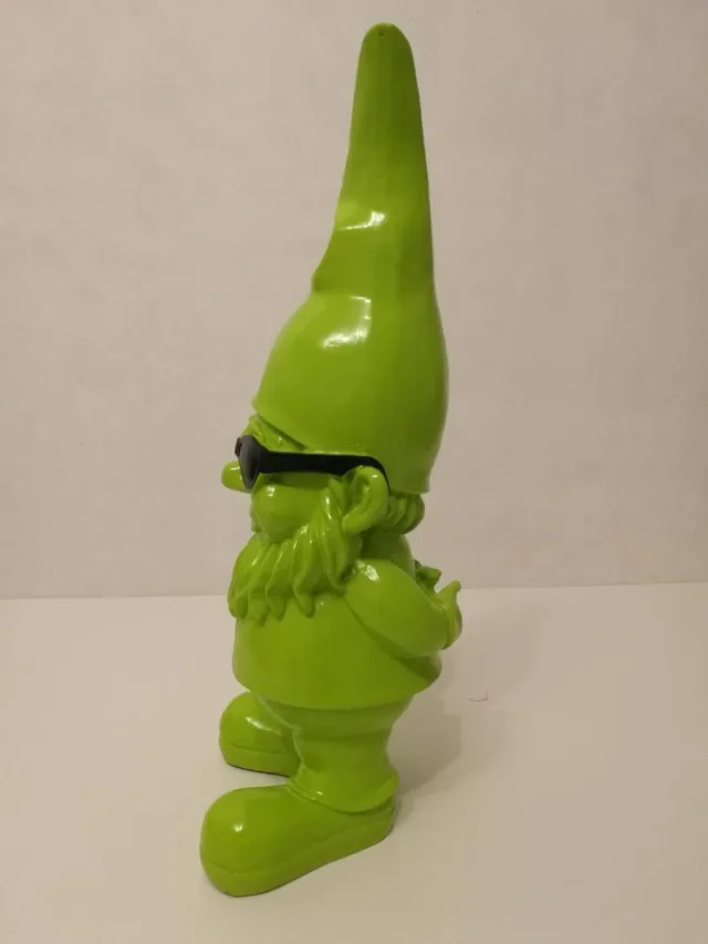 Nakiche Koi Coole groene tuin kabouter met zwarte zonnebril - 40cm