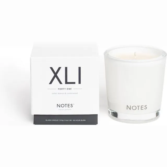 Notes candle XLI - Violet leaves & Cedarwood - sojakaars - maat M Wit