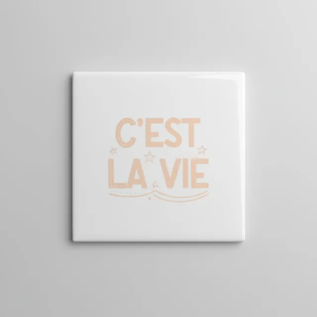 Nevolis Minimalistische Franse Quote Keramische Tegel “C’est La Vie” – Elegante Neutrale Typografie Wanddecoratie – Decoratieve Tegel 15 × 15 cm Multi Color