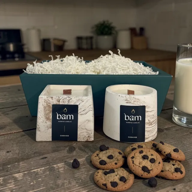 Bam Geschenkmand met 2 Geurkaarsen Cookies - Goud Gemarmerde Potjes - Zonnebloemwas - Houten Wiek - Handgemaakt Cadeau - koekjes