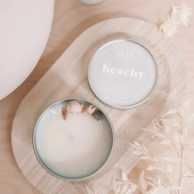 Oak Candle Co. Handgemaakte Kaars Beachy in Blik van Oak Candle Co. Creme
