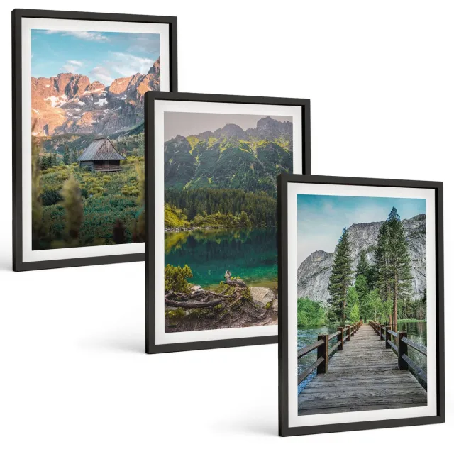 Coloray 3-Delige Schilderij Set - Berglandschap Met Een Meer En Een Houten Steiger - 40 x 60 cm - Muurdecoratie - Wanddecoratie - Slaapkamer - Woonkamer Decoratie Zwarte lijst