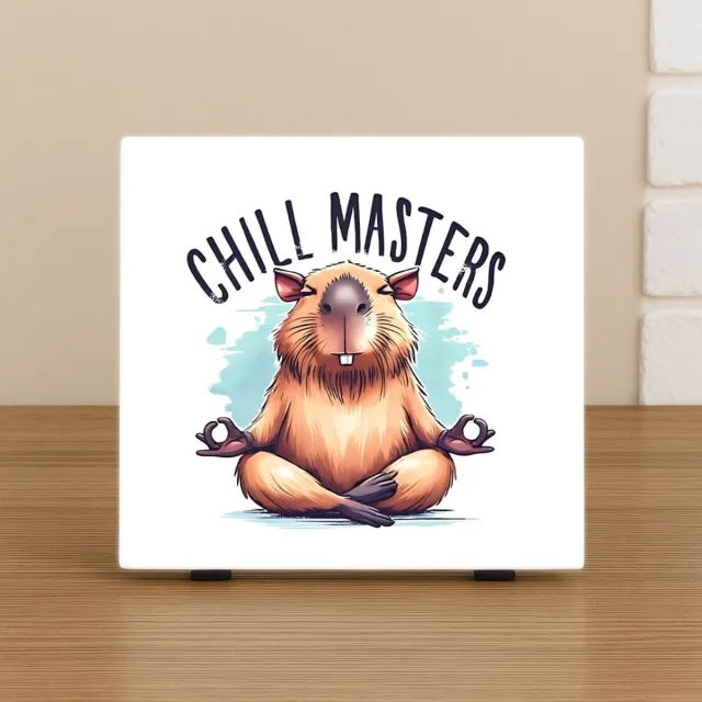 CreaCraft Spreuk Tegel 10,5x10,5cm – Humor Dier – Chill Masters (Capibara Yoga) – Trendy Nu –Decoratie – Zomaar – Decoratief Tegeltje met Standaard – Cadeau Idee Illustratie