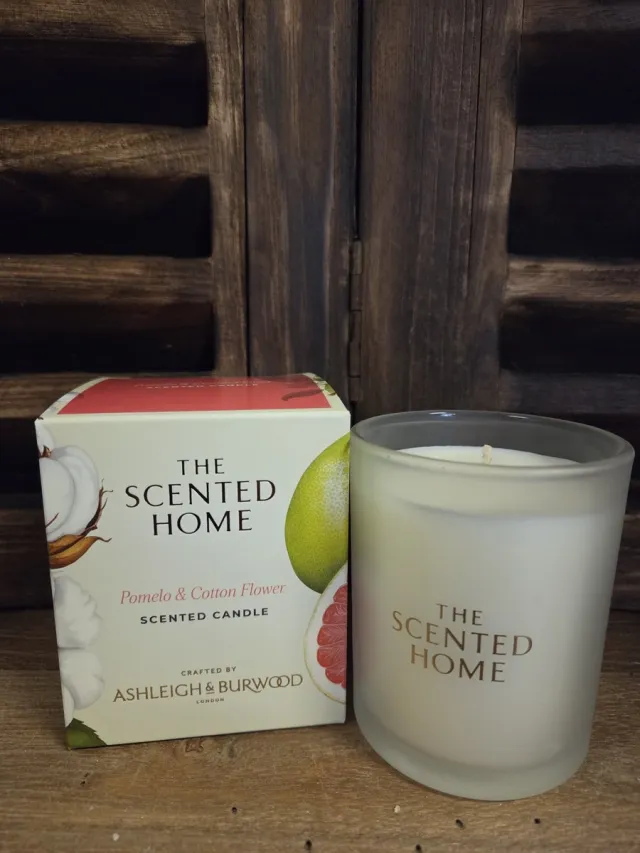 Ashleigh & Burwood London Ashleigh & Burwood Pomelo & Cotton Flower - geurkaars - 40 branduren - 1 stuk creme