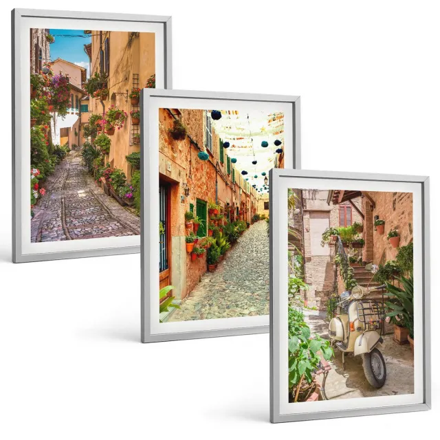 Coloray 3-Delige Schilderij Set - Sfeervolle Straatjes Met Bloemen In Een Italiaanse Ambiance. - 40 x 60 cm - Stijlvolle Muurdecoratie - Slaapkamer Zilveren lijst