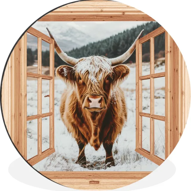 WallCircle Wandcirkel - Muurcirkel - Schotse Hooglander - Landschap - Landelijk - Bergen - Winter - Doorkijk - Aluminium - Dibond - 90x90 cm - Binnen en Buiten