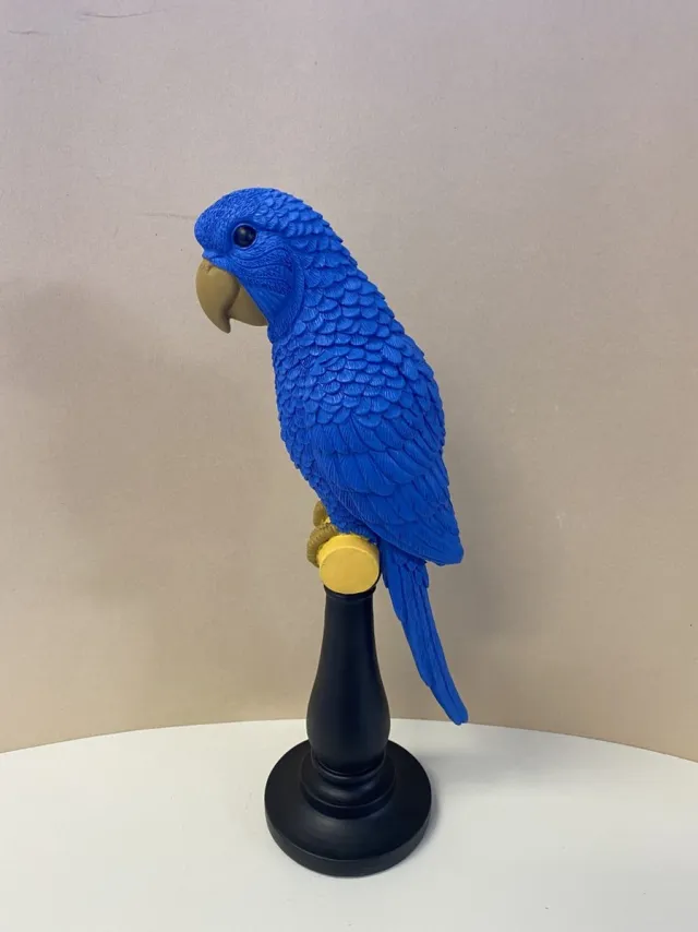 Impuls Polyresin papegaai op standaard - blauw - hoogte 32x10x10 cm - Decoratieve beelden - Woonaccessoires Blauw + zwart