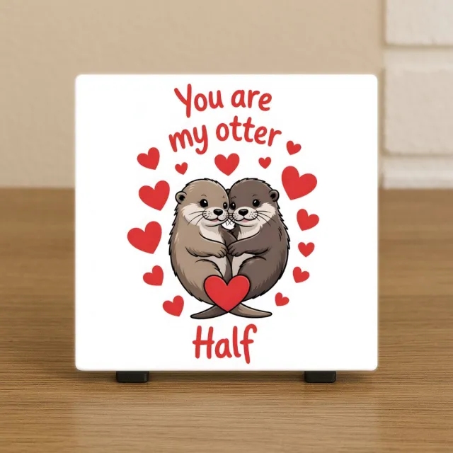CreaCraft Wenstegeltje “You Are My Otter Half” – Otter Koppel Cadeau – Stijlvolle Woondecoratie met Boodschap – Trendy nu– Hip trendy tegeltje – Cadeau – Zomaar – Valentijn – Decoratief Tegeltje met Standaard – Cadeau Idee Illustratie