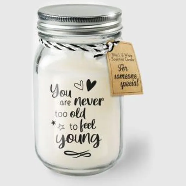 Zusenzow.com Kaars - You are never too old to feel young - Lichte vanille geur - In glazen pot - In cadeauverpakking met gekleurd lint zwart -wit