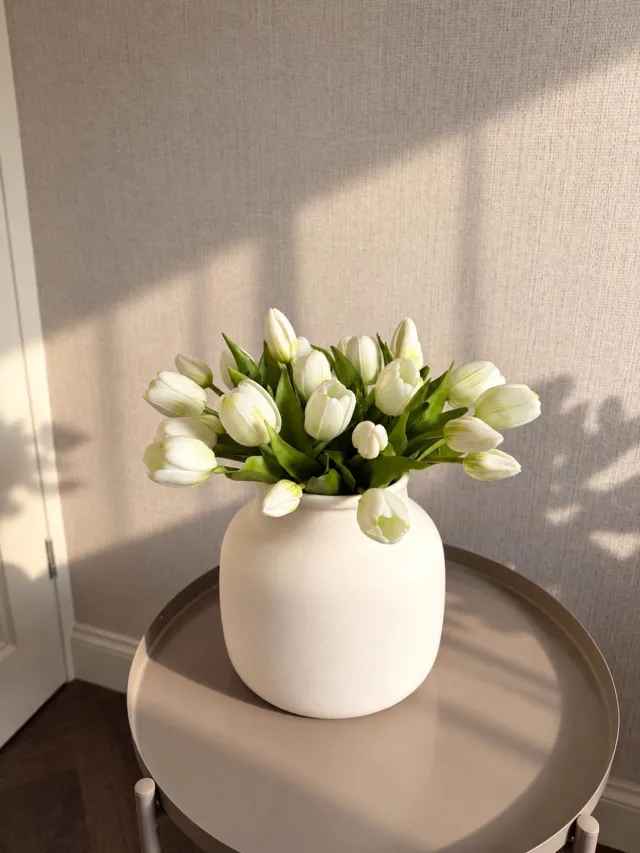 Studio Bloomelle Kunstboeket Tulpen Wit - Kunstbloemen - Kunst Tulpen - Kunst Boeket - Tulp - ± 35cm - Bos van 25 Stuks - Zijden Bloemen - Bruiloft - Cadeau - Voorjaar Boeket Tulpen - Wit/Groen