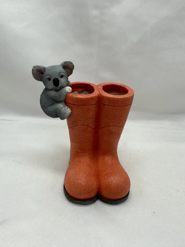 Impuls Polyresin (tuin)dier op roze laarzen - Koala - roze+ grijs - Hoogte 11 x 10 x 8 cm - Woonaccessoires - Tuinaccessoires - Tuindecoratie Roze - koala