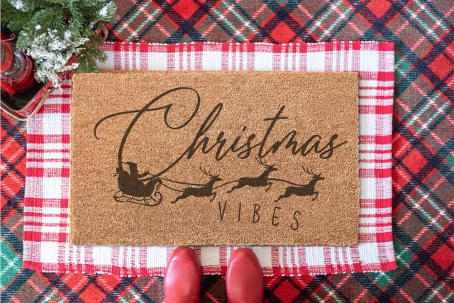 Laser-Point Christmas Vibes | 90x60 cm | Nieuwe huis cadeau | Ingangsmat | Deurmat met stijl | Verhuizing cadeau | Praktisch & trendy | Perfect voor binnenkomst | Cadeau voor nieuwe woning Bruin | Zwart (Gravering 90x60)