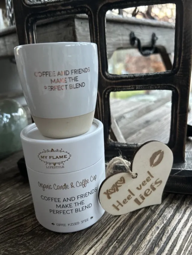Creaties van hier Geurkaars in koffiekop Coffee and Friends met houten hartje – 8 cm – Coffee Kissed Spice