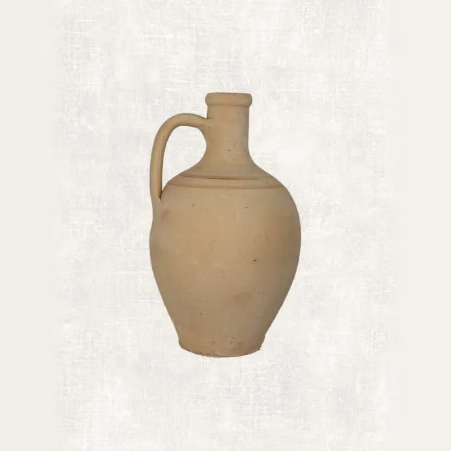 Clay Ateliers Anatolia water jug | Antieke Terracotta Vaas | Handgemaakte Aardewerken Pot | Traditioneel Turkse Stijl | Rustieke Klei Kan | Uniek Design | Decoratieve Accessoire | Clay Ateliers Beige