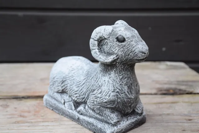 ilse`s Ram, beeld voor binnen en buiten, hoogte is 20cm Antraciet grijs