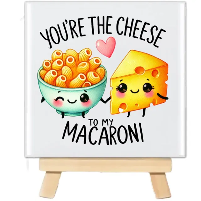 LucKim.nl Tegeltje met tekst en schattig Kawaii food - You are the Cheese to my Macaroni - 10x10cm - inclusief houten standaard wit